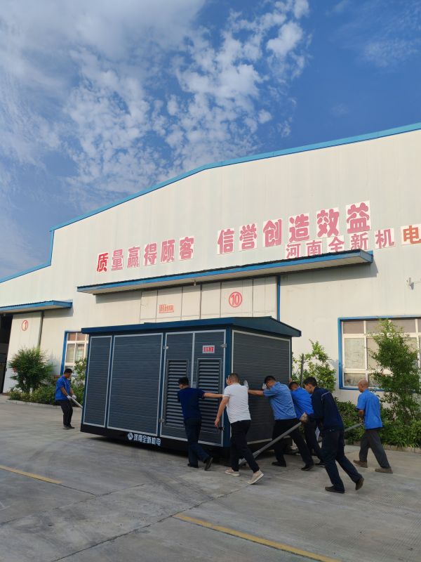 齊心協(xié)力，移動箱變，準備發(fā)貨